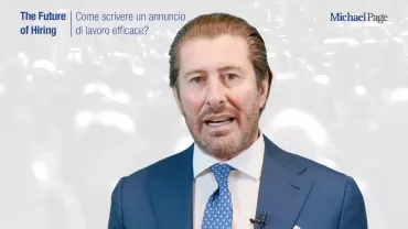 Persona in abito, testo: 'Come scrivere un annuncio di lavoro efficace?'
