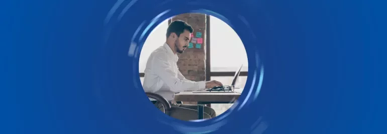 Persona che lavora al computer in un ufficio moderno.
