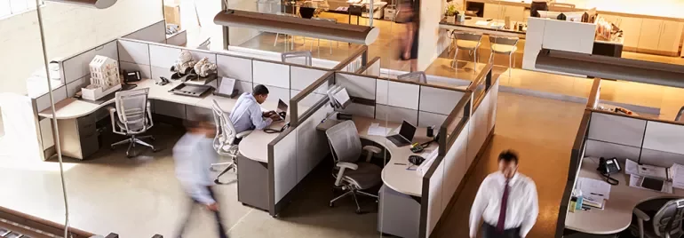 Vista dall'alto di un ufficio moderno con persone al lavoro.