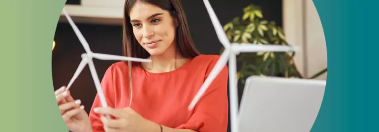 Persona osserva un modello di turbina eolica al computer.