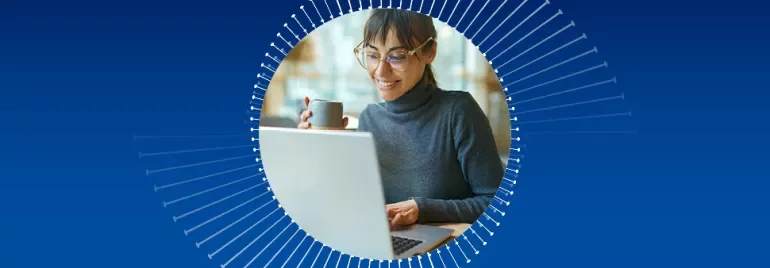 Persona al laptop con una tazza, sfondo blu.