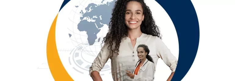 Persona sorridente con mappa del mondo sullo sfondo