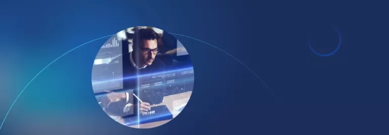 Figura che lavora al computer con grafici digitali su sfondo blu.