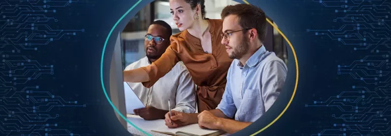 Tre persone lavorano insieme a un progetto su un computer.
