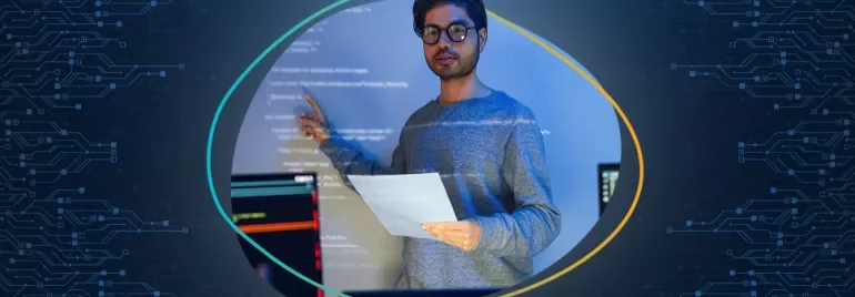 Persona che presenta davanti a uno schermo con codice.