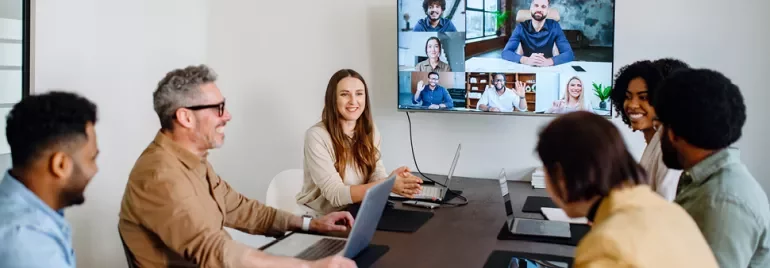 Un team di lavoro ibrido in meeting, che sfrutta competenze di leadership per aumentare la produttività dei dipendenti.
