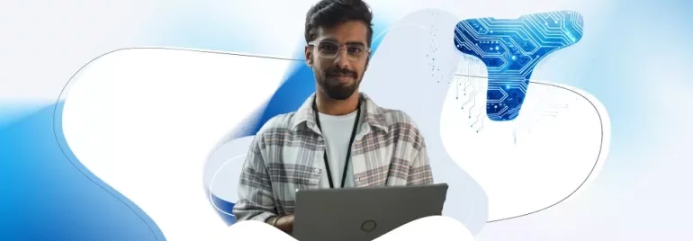 Professionista tech della Gen Z con capelli scuri ed occhiali che lavora al pc