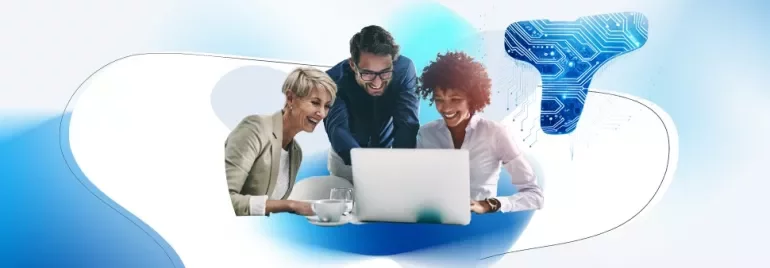 Tre membri di un team tech di fronte ad un computer 