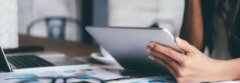 Professionista verifica lo stipendio in banca