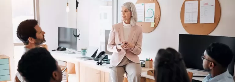 Sales Manager in riunione con il proprio team di lavoro