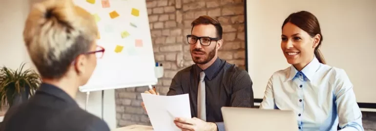 Professionisti delle risorse umane a colloquio discutono di stipendio