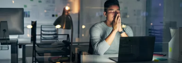 Professionista al PC che riflette sul suo work life management