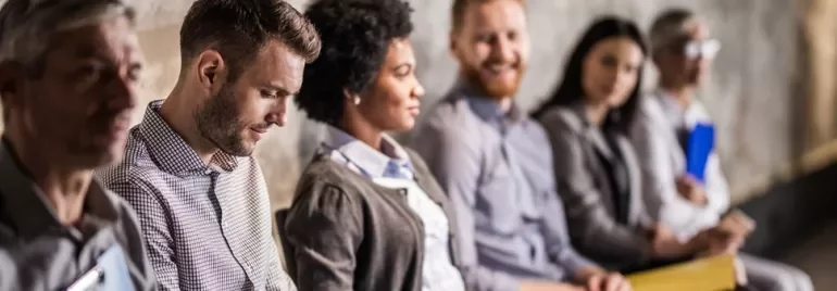 Professionisti seduti in attesa di un colloquio di lavoro