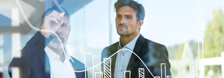 Due sales manager discutono della strategia commerciale dell'azienda