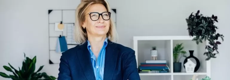 Donna sorridente con atteggiamento di leadership