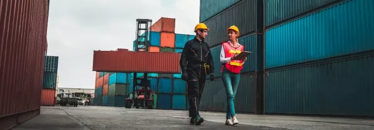 Due professionisti della logistica durante il lavoro