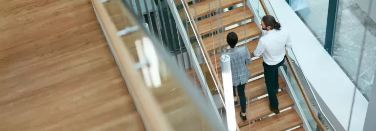 Due professionisti salgono a piedi le scale dell'ufficio
