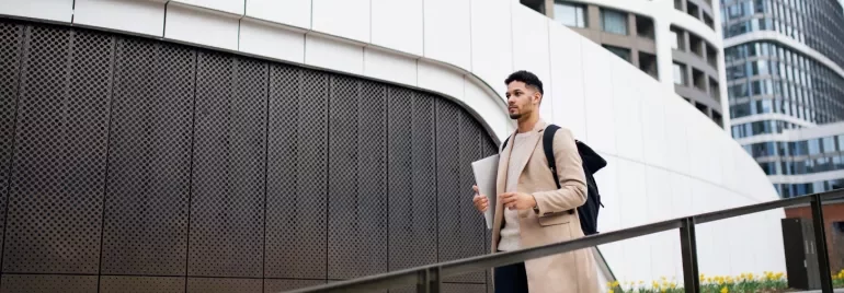 Giovane professionista si dirige ad un colloquio di lavoro