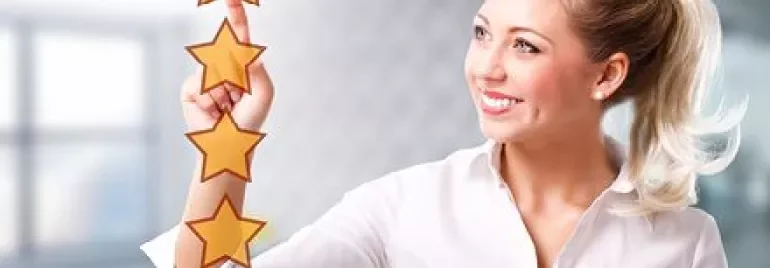 Persona in ufficio tocca cinque stelle su uno schermo.