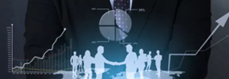 Persona in abito scuro tiene ologramma di grafici e persone d'affari in piedi su un mondo digitale.