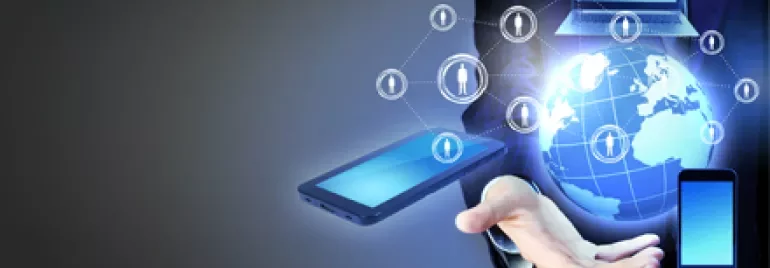 Persona in giacca con dispositivi digitali fluttuanti sopra una mano.