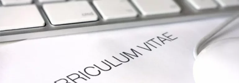 Documento di curriculum vitae su un tavolo.