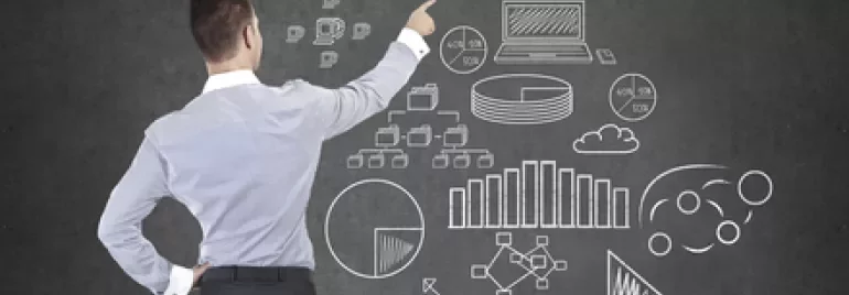 Persona indica disegni di successo su lavagna.