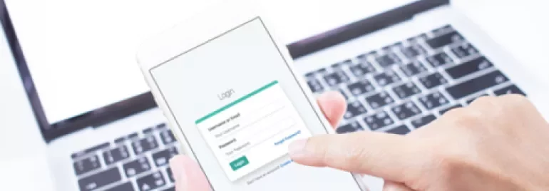 Persona utilizza un cellulare per accedere a un account.