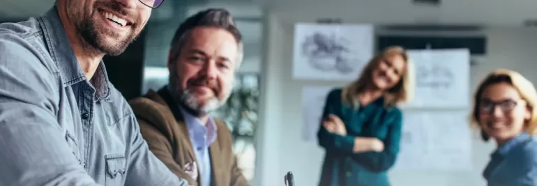 Gruppo di persone che sorridono durante una riunione