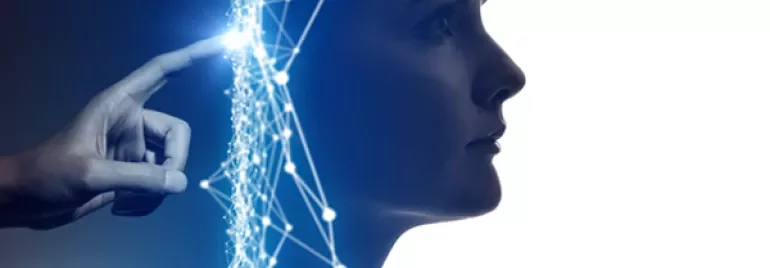 Profilo di un volto umano con reti digitali luminose.