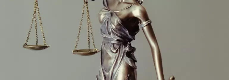 Statua di giustizia con bilancia e spada.