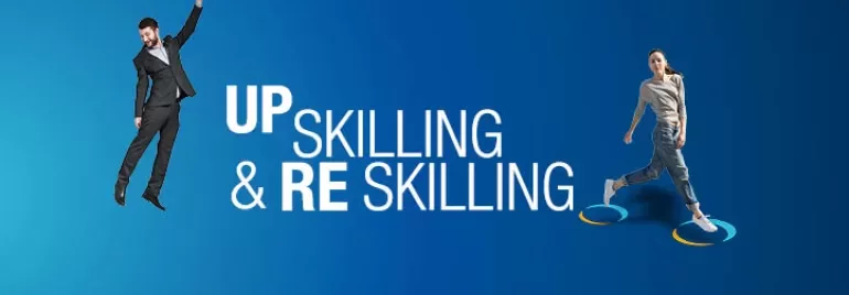 Individuo in abito con palloncino vicino a scritta 'Upskilling & Reskilling'.