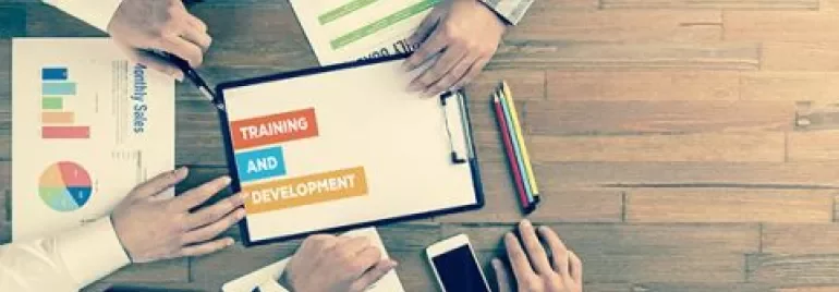 Persone discutono grafici e documenti su un tavolo.