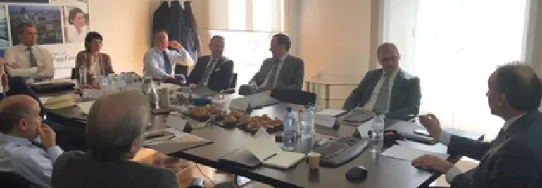 Riunione d'affari con persone sedute intorno a un tavolo.