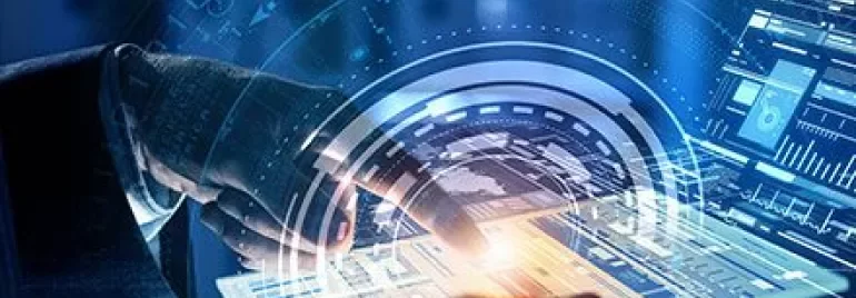 Mano tocca schermo virtuale con elementi digitali.