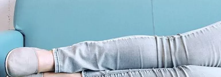 Persona rilassata su un divano azzurro.