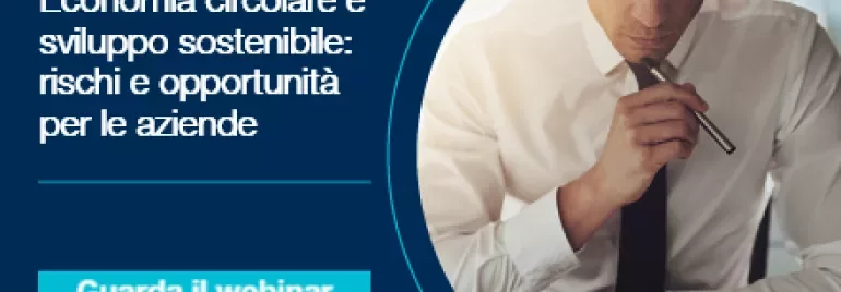 Persona al lavoro su documenti, promozione di un webinar sulla sostenibilità aziendale.