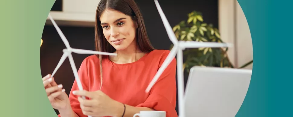 Persona osserva un modello di turbina eolica al computer.