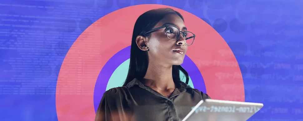 Persona con occhiali e tablet su sfondo colorato