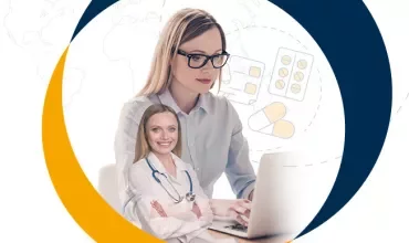 Persona al computer con proiezione di medico davanti a illustrazione di pillole.