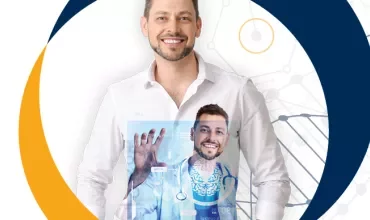 Persona sorridente con immagine virtuale di dati medici.