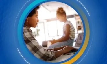 Persone che lavorano al computer in un ufficio illuminato.
