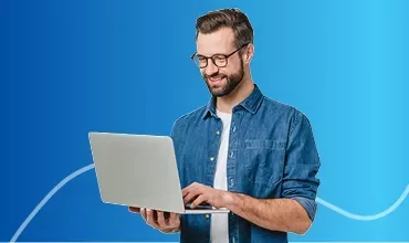 Banner della guida all’onboarding con un uomo che utilizza un laptop.