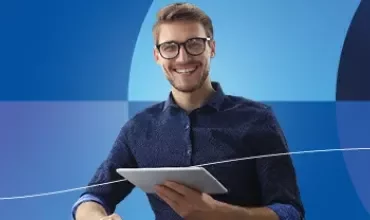 Banner promozionale delle Studi di retribuzione 2026 con un uomo sorridente su sfondo blu.
