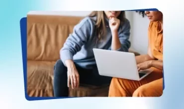 Tessera promozionale tratta da Talent Trends 2026 che raffigura due donne mentre indicano lo schermo di un computer