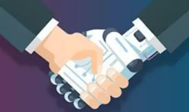 Stretta di mano tra una persona e un robot su sfondo blu.