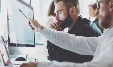 Persone che lavorano al computer in un ufficio