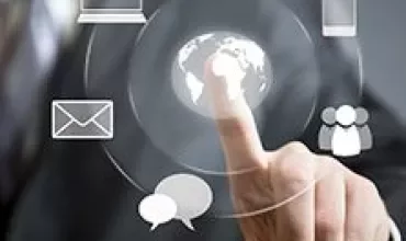 Persona tocca icone digitali su schermo