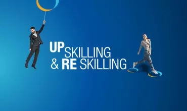 Individuo in abito con palloncino vicino a scritta 'Upskilling & Reskilling'.