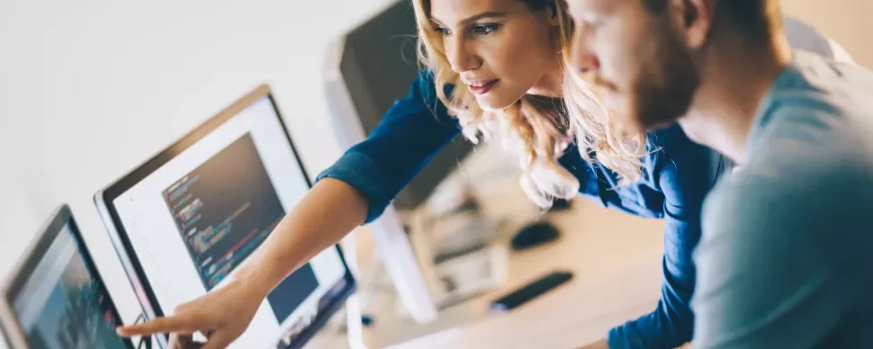 Persone che lavorano insieme al computer in ufficio.